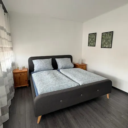 Gaestehaus Zur Schmiede מלון דירות *