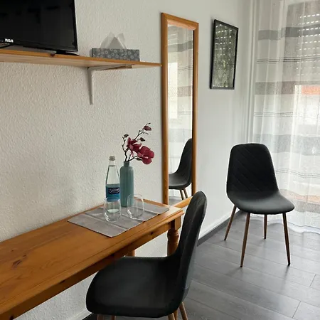 Gaestehaus Zur Schmiede מלון דירות